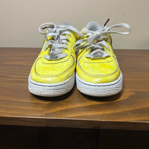 Nike Air Force 1 Peace Love Basketball Sneakers Shoes size 7Y 7 Youth Yellow - Picture 2 of 9